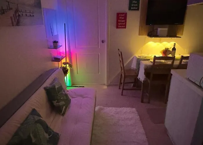 Aparthotel 2- Bedroom In Metro - Azure Manila